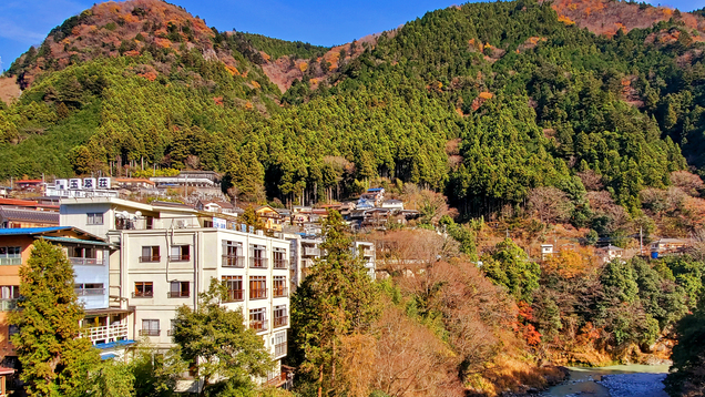 玉翠荘は、多摩川の渓谷沿いに建ちます