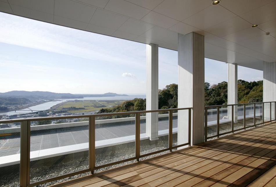 展望デッキ：絶景と自然を満喫できます。