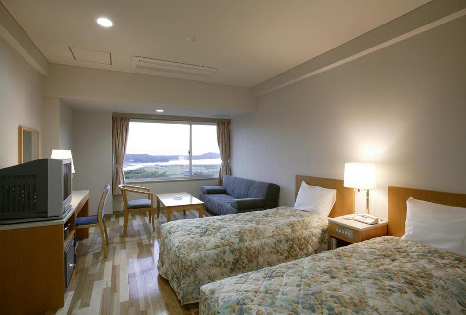 フローリングフロア。ソファにて景色を堪能できます。