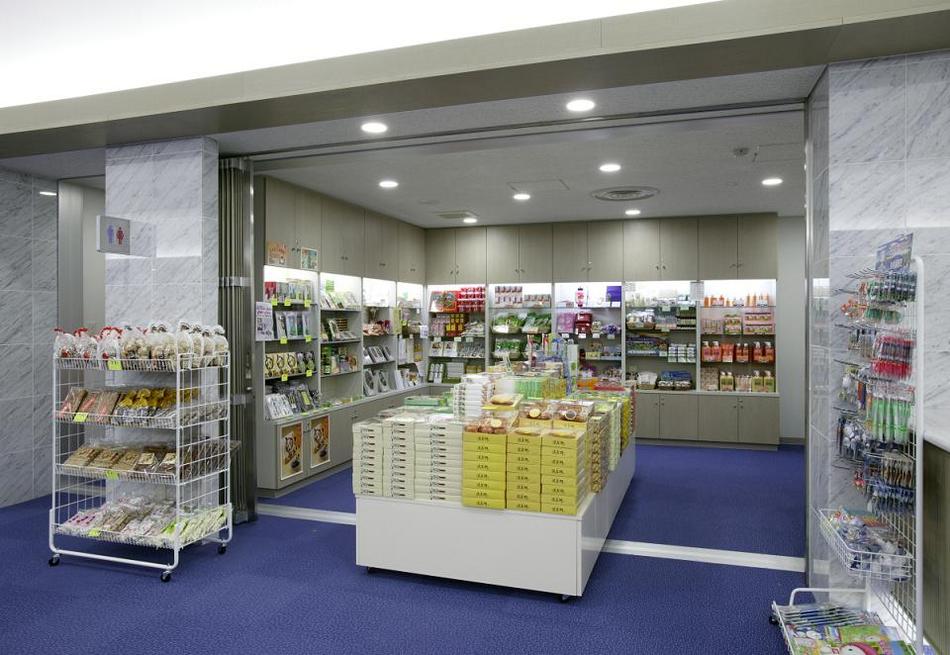 売店：地元名産品を数多く取り揃えております。