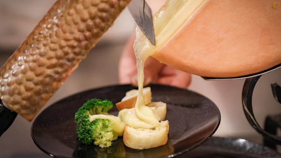 【オープンキッチン】香り高いラクレットチーズはモッチリ、トロリ、絶妙な食感
