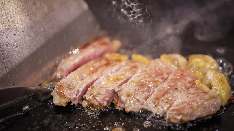【オープンキッチン】肉の旨味を極限まで追求！アツアツな贅沢な牛ステーキをぜひご堪能ください