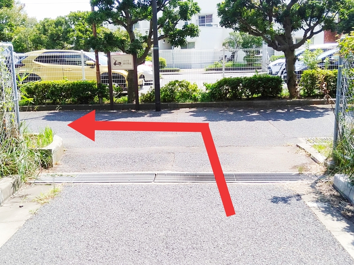 つきあたりを左に曲がります