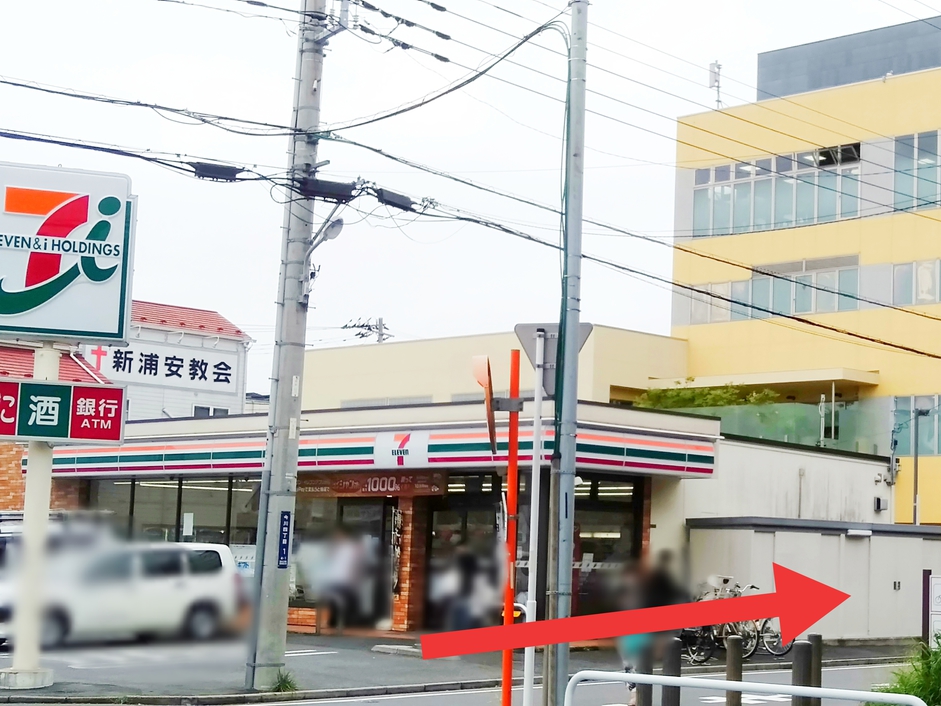 コンビニを右に曲がります