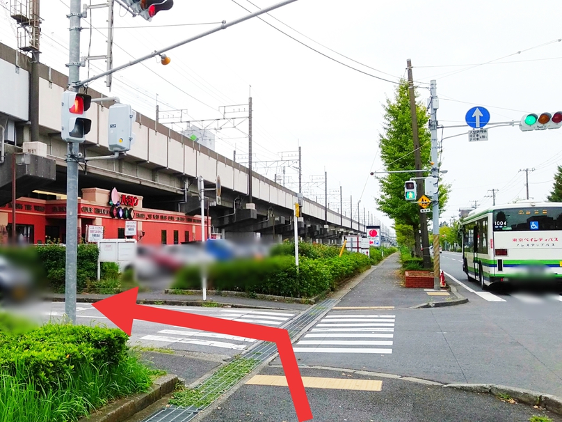 信号を渡って左に曲がり高架の下をくぐります。バーミヤンさんが目印です