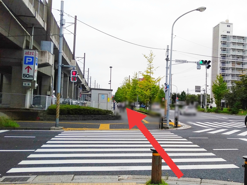 道なりに信号を渡って更に直進して下さい