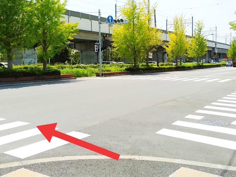 最初の交差点を左に曲がります