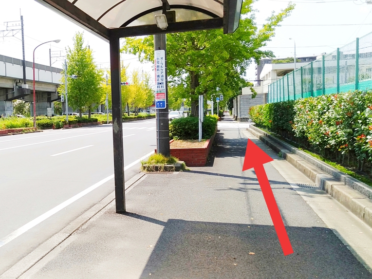 バス停を降りたら左に曲がります
