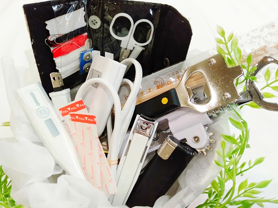 割箸・延長コード・体温計・爪切・ソーイングセット・缶切・ワインオープナー・絆創膏・ライター