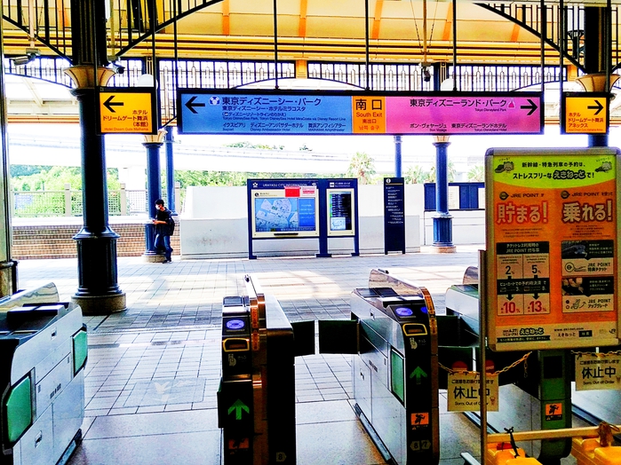 舞浜駅南口改札を出ます