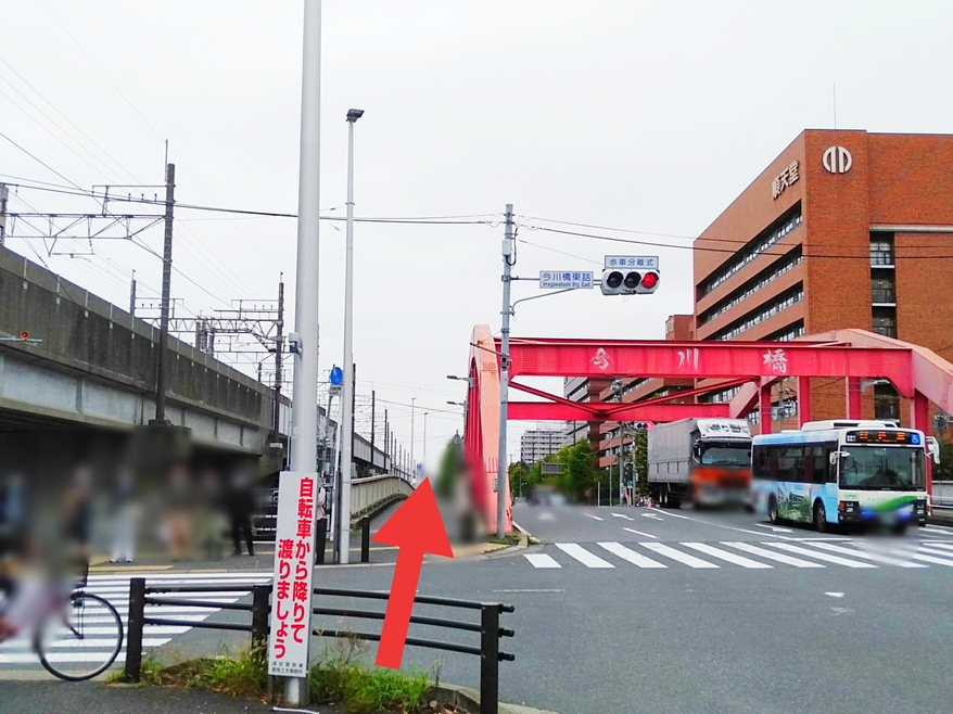 道なりに信号を渡って『今川橋』を渡り、先の信号も渡って更に直進して下さい