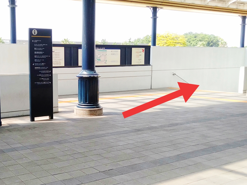 改札を出てすぐ右の階段を降ります