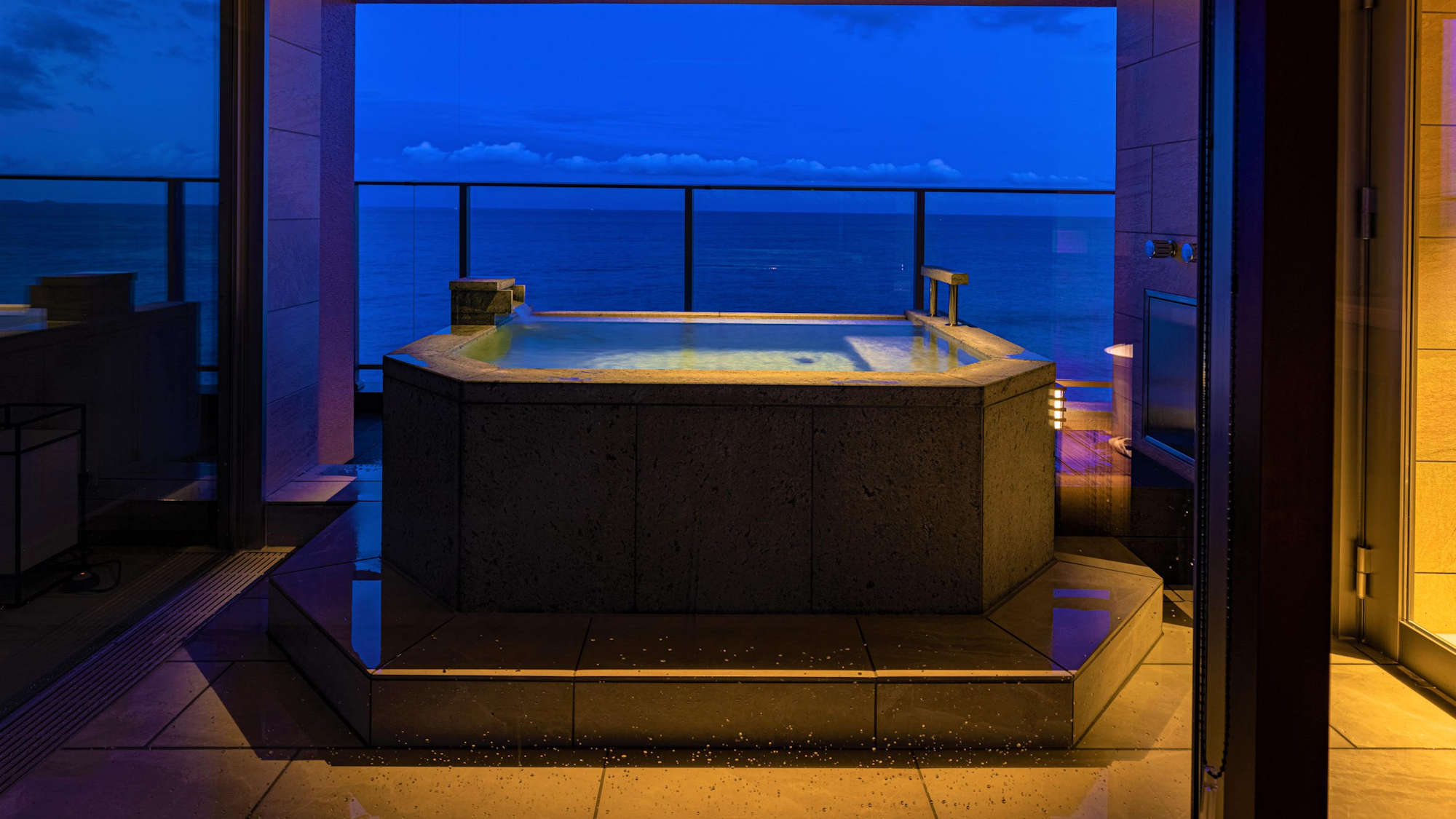 温泉掛流し露天風呂付絶景スイート『紬』