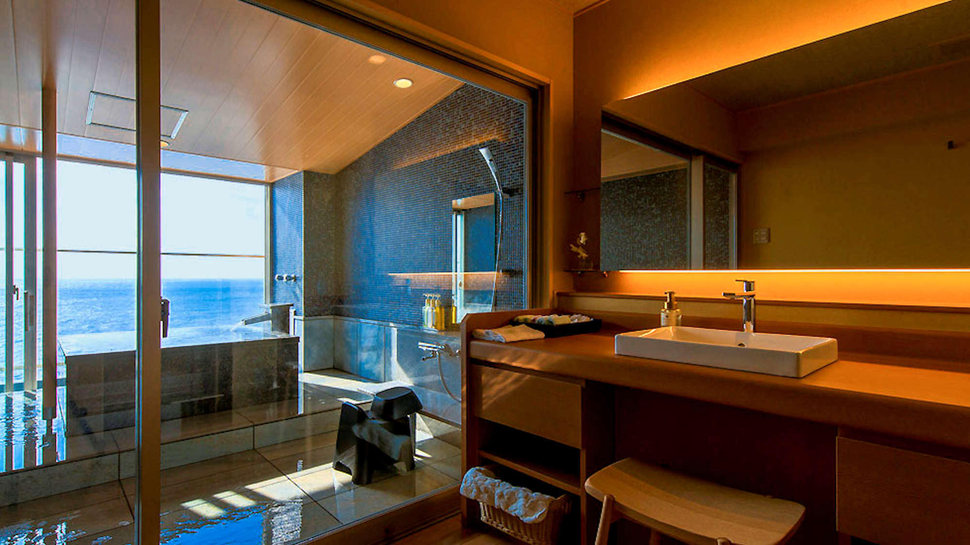 温泉掛流し半露天風呂付絶景スイート『海月・颯々』