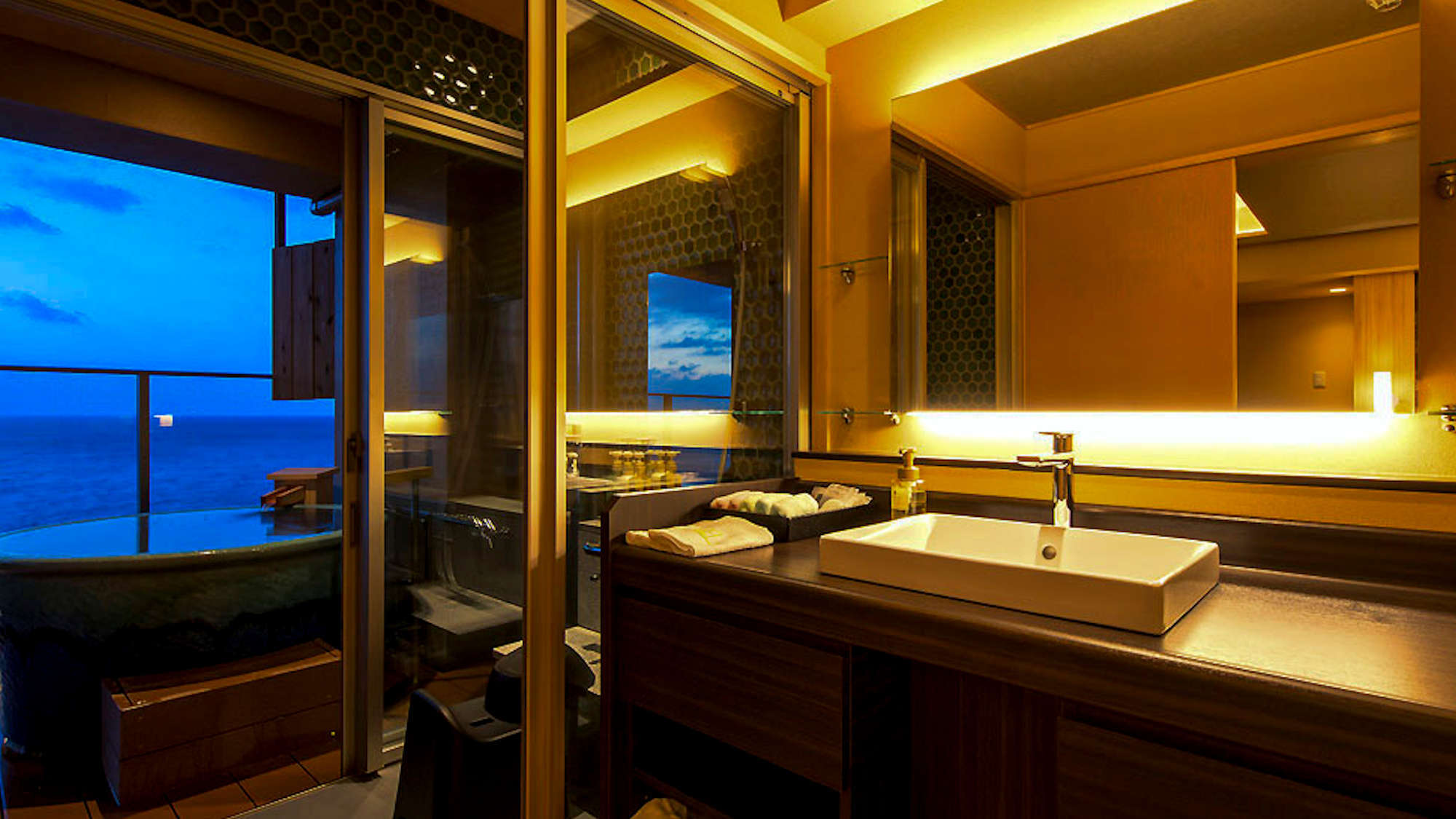 温泉掛流し露天風呂付絶景和モダン『粋』