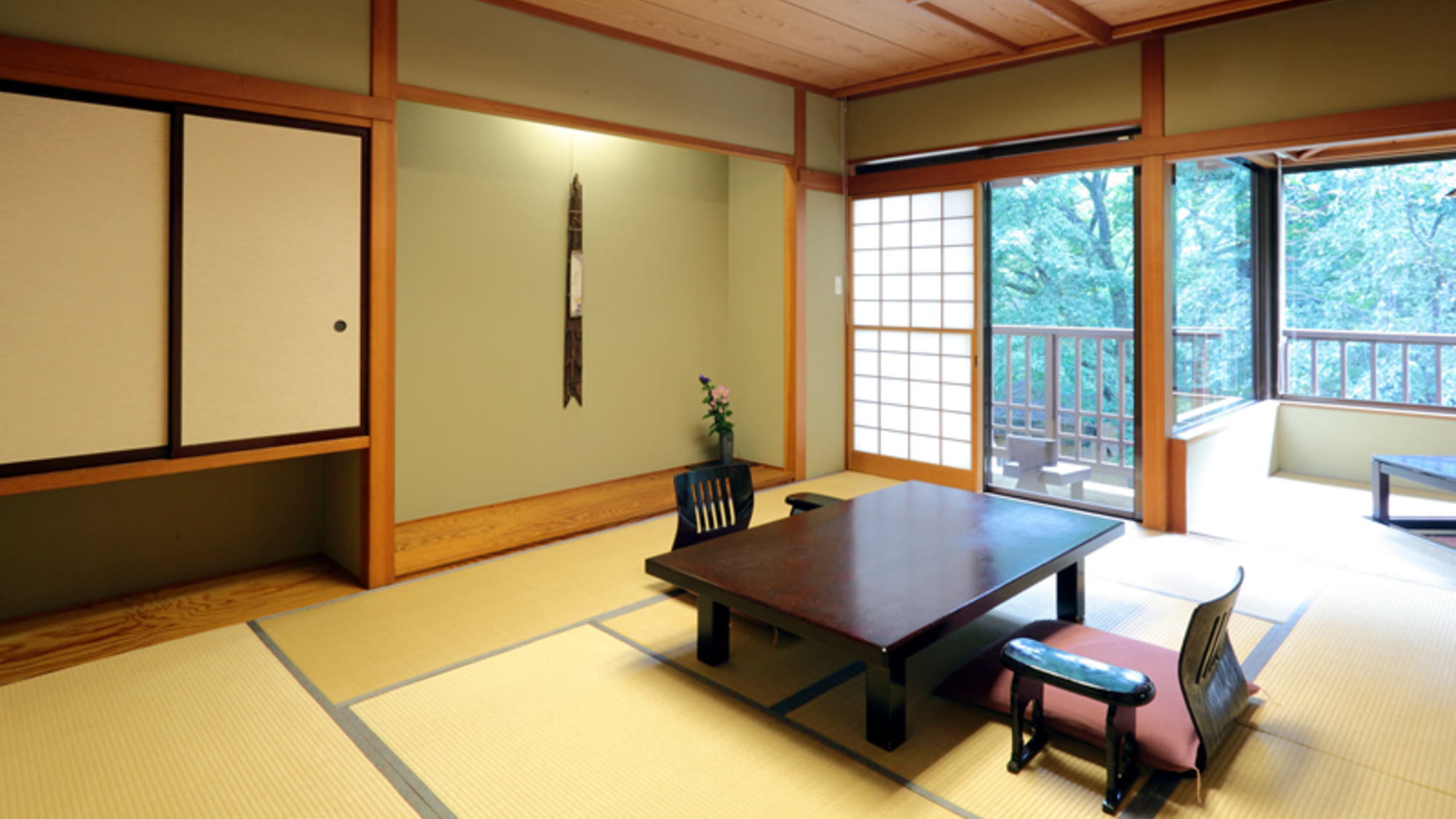 【和室10畳+3畳】お部屋のテラスからは四季折々に美しい景観を望めます。
