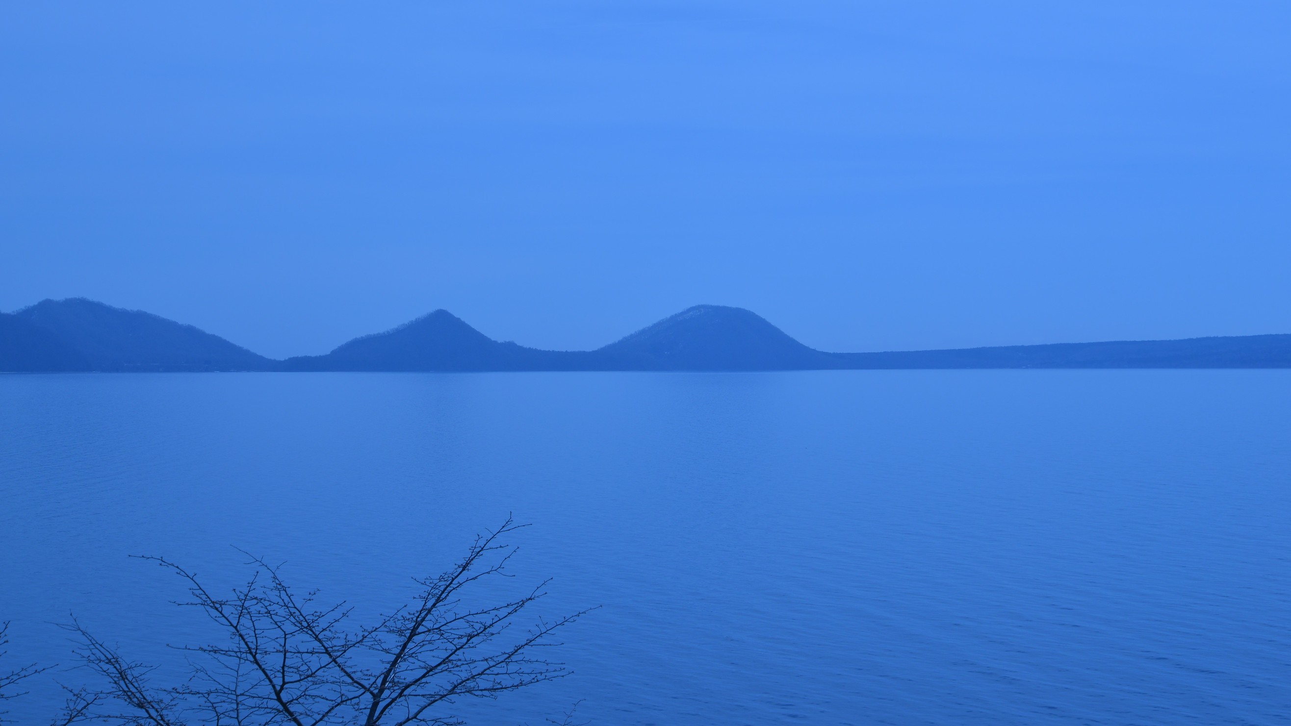 支笏湖朝のブルー