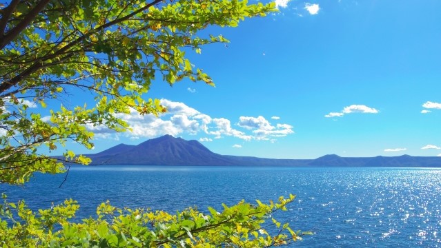 初夏〜夏は、蒼い空と湖・緑の映える絶景をお愉しみ下さい