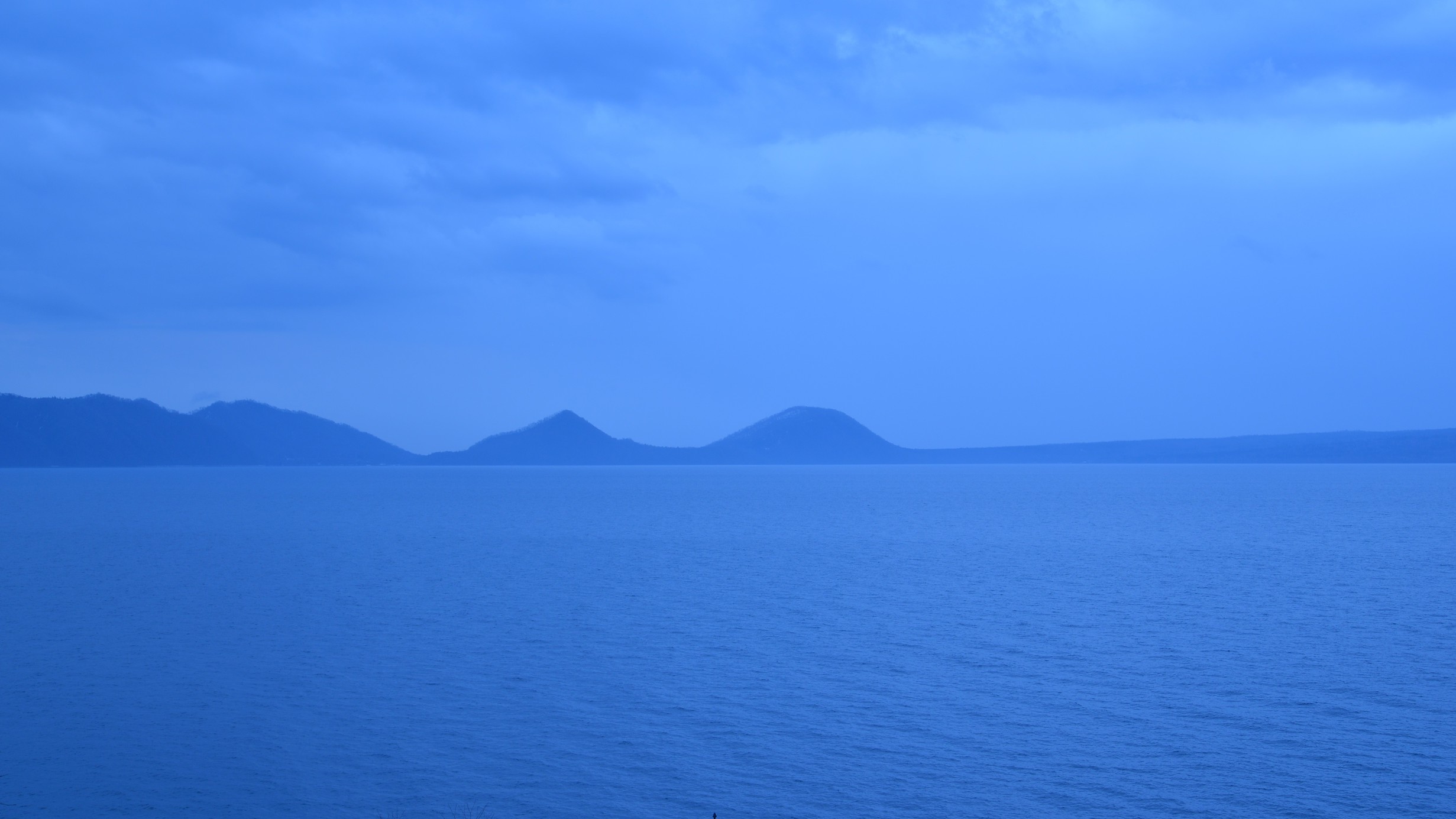夕刻の支笏湖ブルー