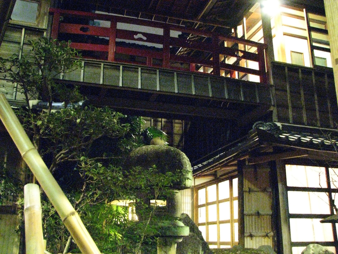 夜の中庭２