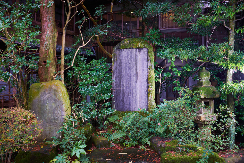 和宮様の50年碑は早川沿いの庭園にございます。