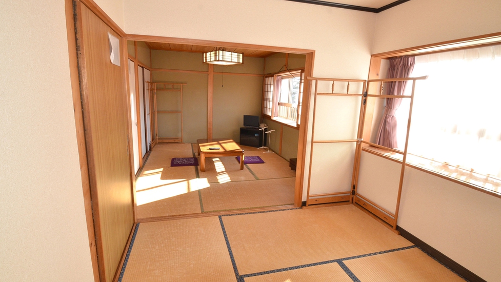 *ゆったりと使って頂ける、母屋２階の【６畳の２間続き】の和室です。窓からはJR小浜線の電車も見えます
