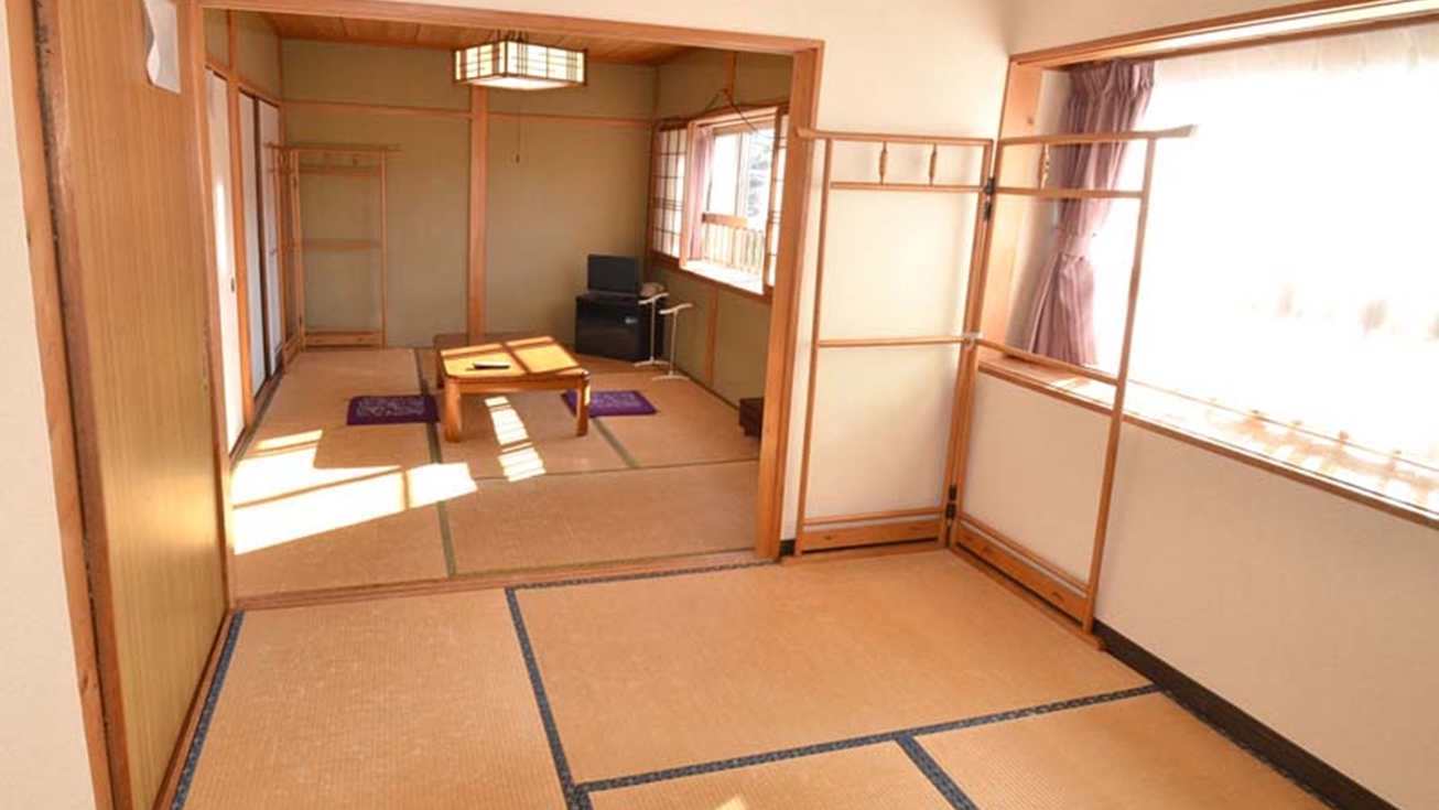 *ゆったりと使って頂ける本館２階の【６畳２間続き】の和室です。窓からはJR小浜線の電車も見えます