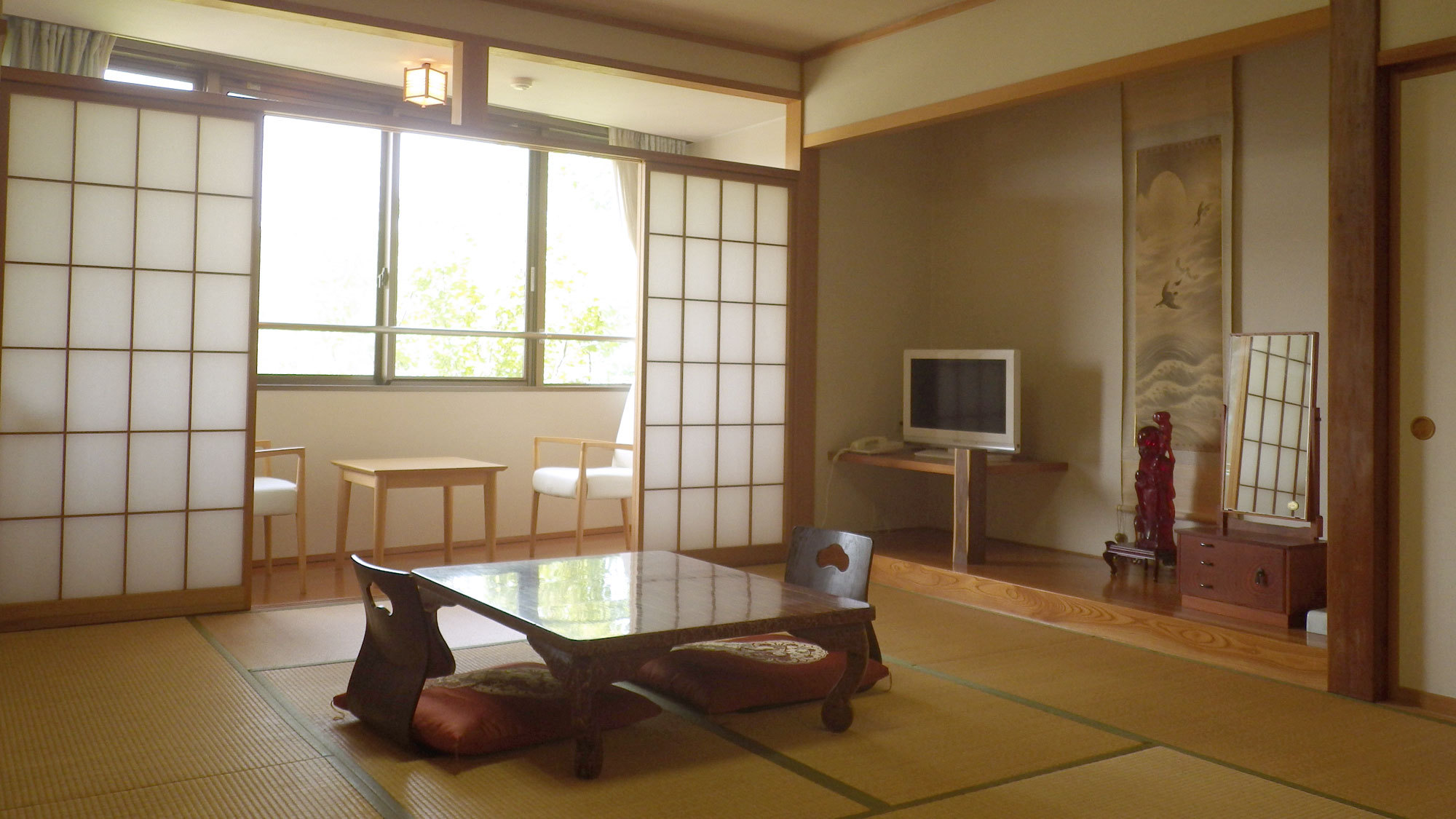 *【部屋】和室10畳/窓からは野尻湖畔の美しい景色が楽しめます。