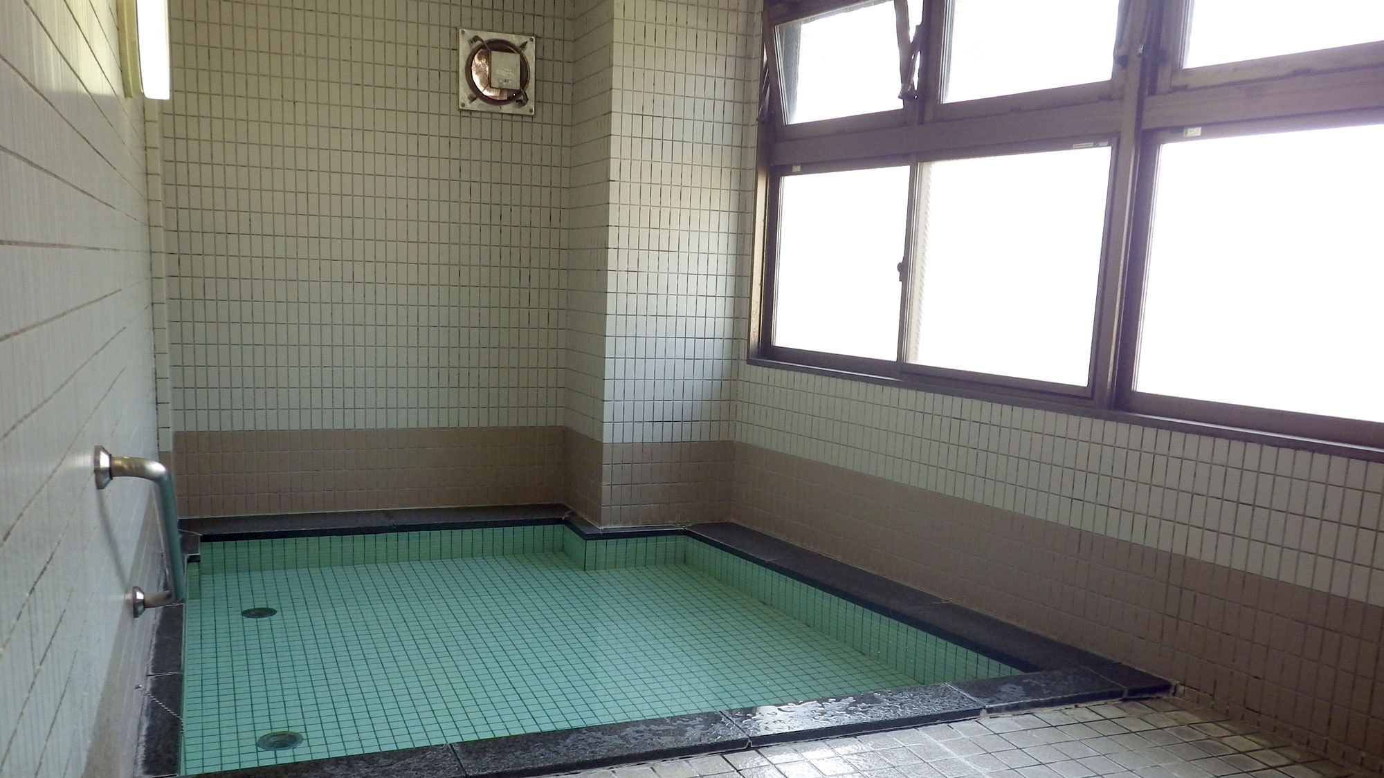 *【風呂】人工温泉を利用した大浴場は、足を伸ばせる広々サイズ♪