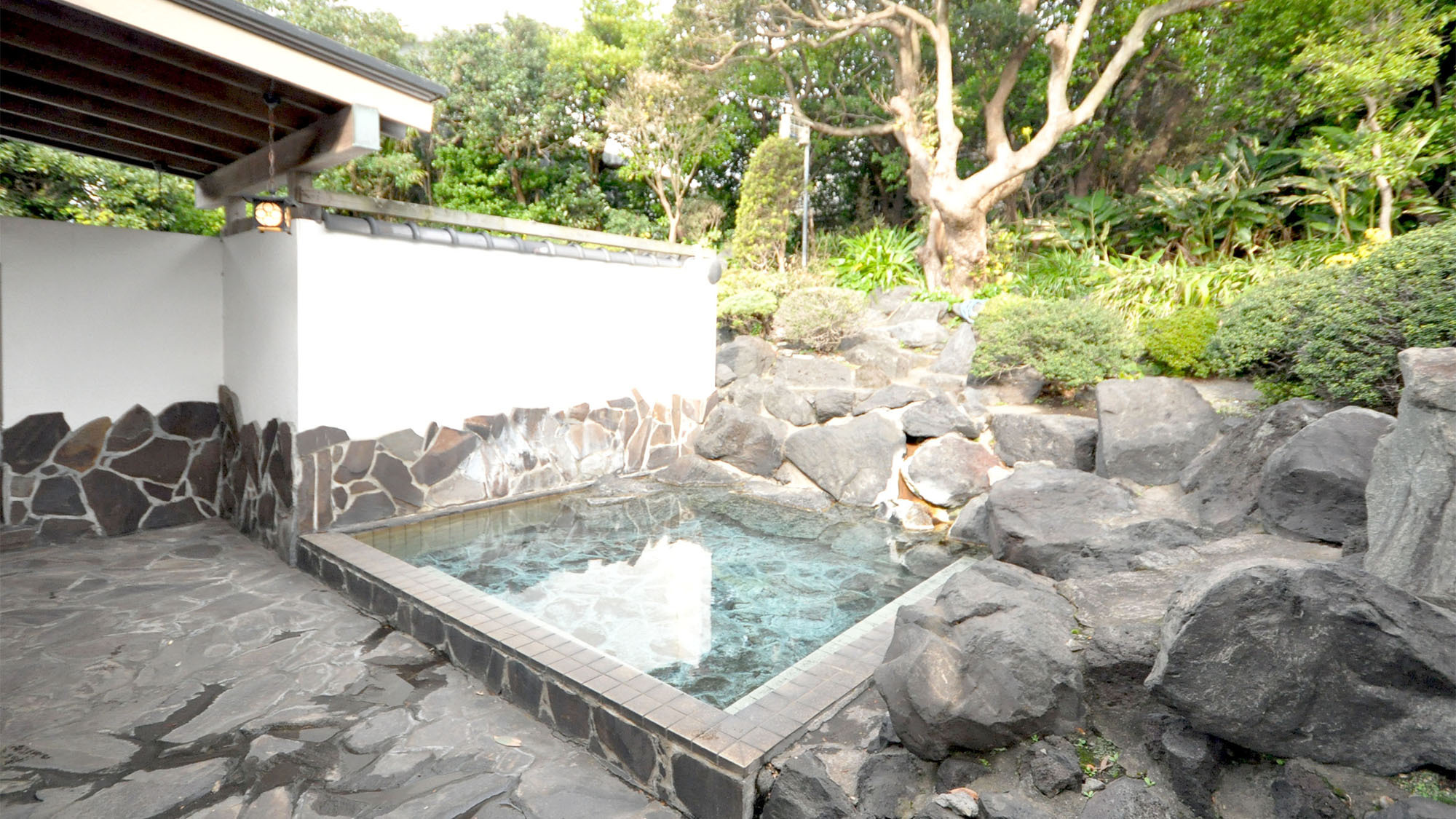・伊豆大島でも珍しく敷地内に源泉が湧く為朝之湯。開放的な露天風呂をお楽しみください