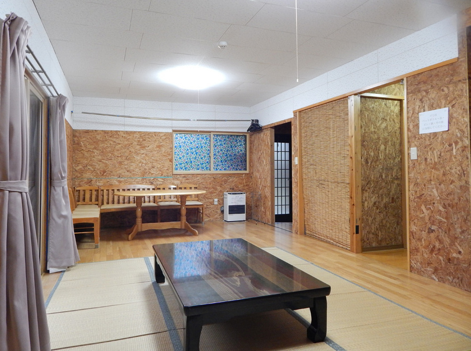 遊山ハウス１階は16畳のお部屋とテレビ・トイレ・洗面・冷蔵庫・洗濯機（有料）２階（ロフト）も16畳