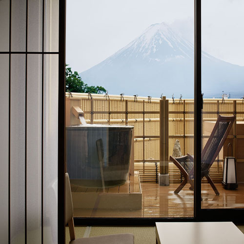 露天風呂一例【温泉露天風呂付客室】富士山を望む和室１２畳