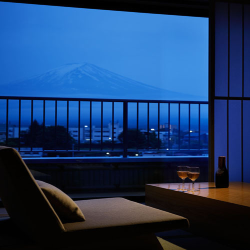 窓越しの富士山【温泉露天風呂付客室】富士山望む和洋室（102平米）