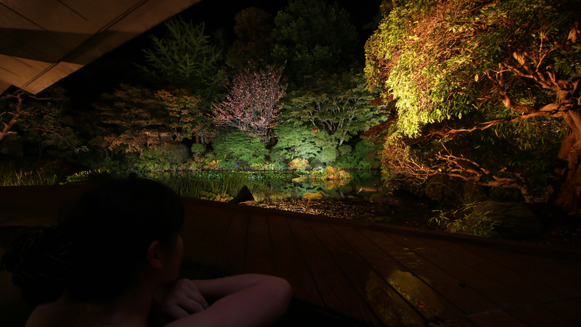 【温泉】檜造り露天風呂−季−夜はライトアップされ水面に映る景色が美しい露天風呂