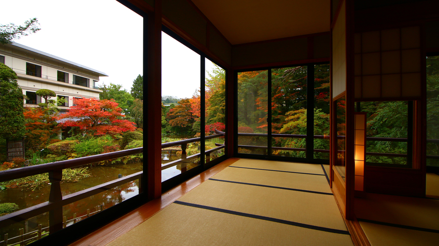 【館内】中宴会場 。庭園の彩りが、宴に華を添えます。