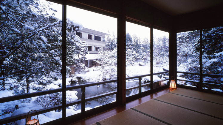 【館内】中宴会場。冬は雪景色の庭園を一望できます。