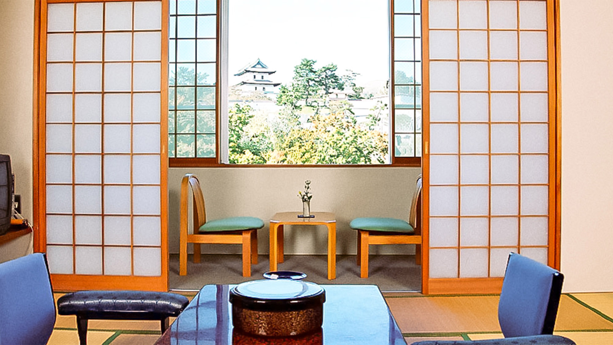 ・【城側和室８畳】窓から松前城を御覧いただける客室です