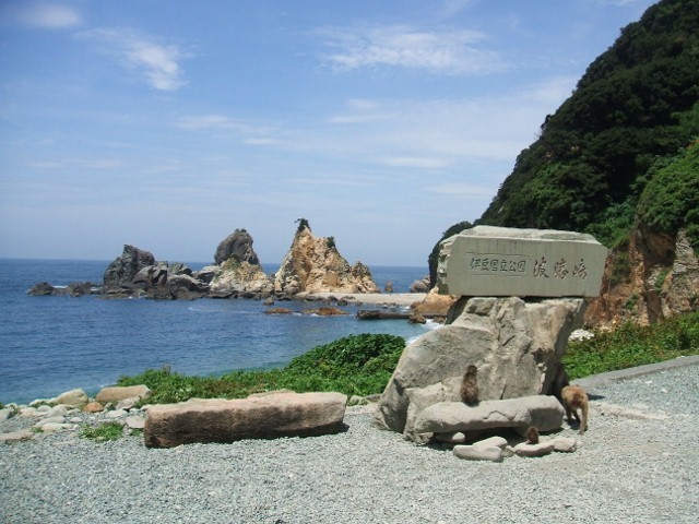 波勝崎野猿公園内の海です。