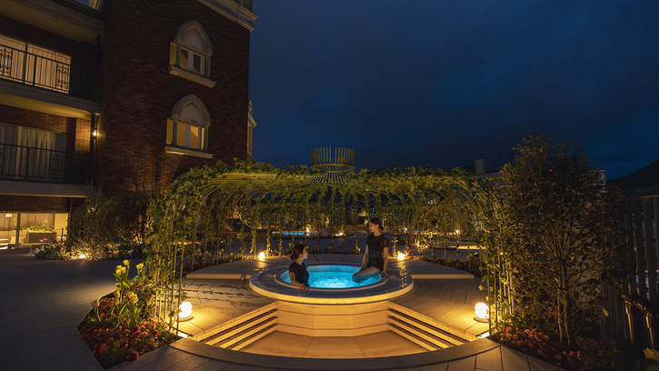 【BOTANICAL GARDEN SPA】夜はラグジュアリーな雰囲気に。