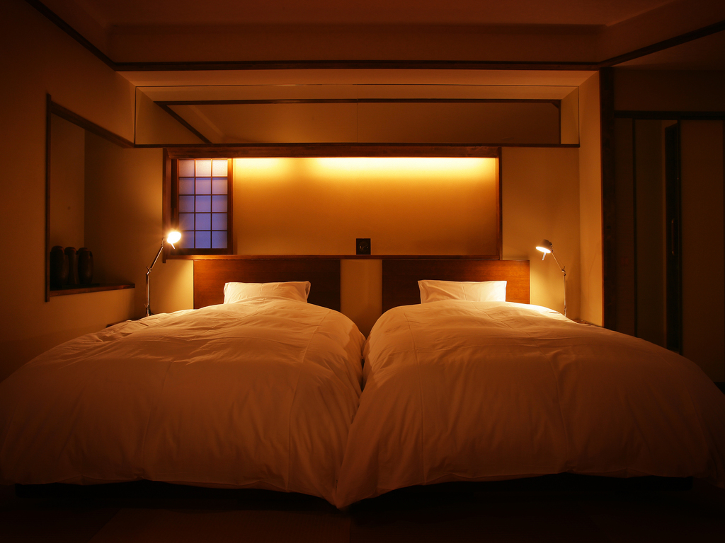 【翠葉亭】夜は快眠を誘うシモンズ製のベッドで就寝。時間を気にせず眠ることができるのも旅の醍醐味。