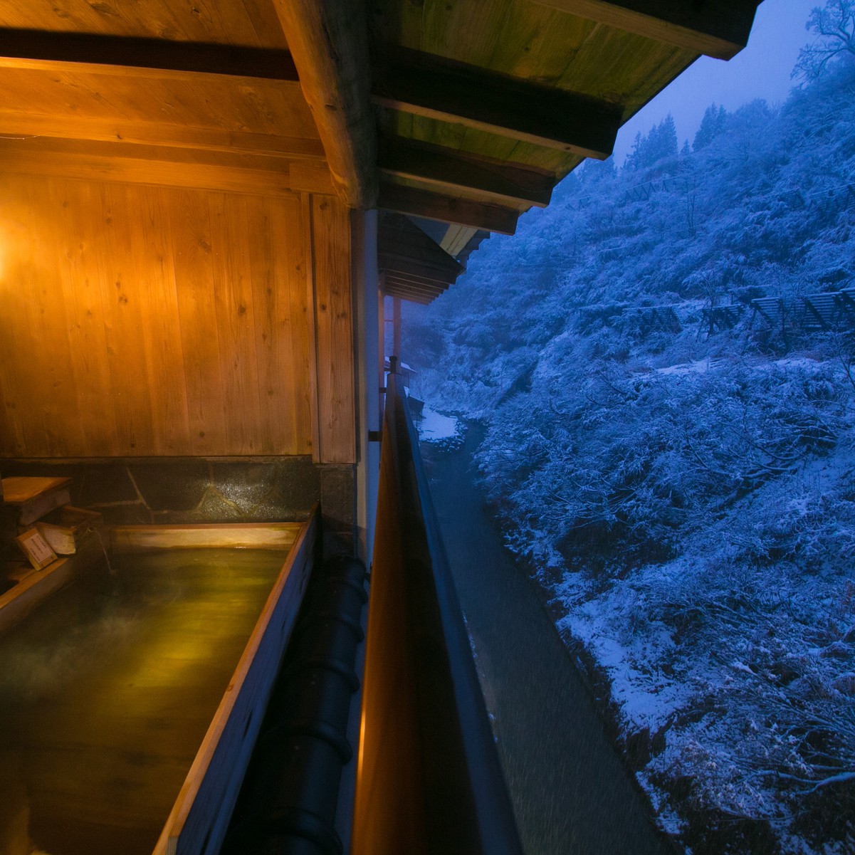 【冬の半露天風呂】源泉からのぼる湯気と混じり合う白くなった息が、初雪の松之山を染め上げます。