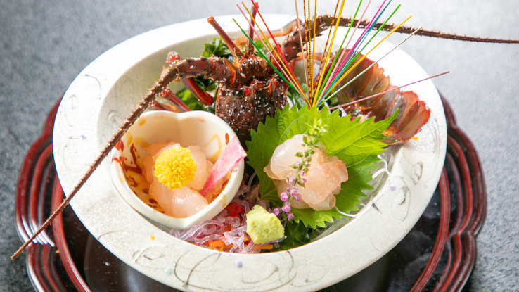 伊勢海老のお造り。お祝いの代表食材。追加料理も承れます（要予約）