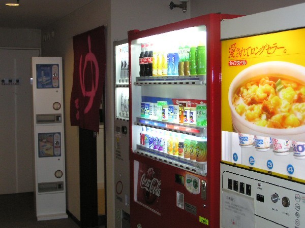 １階自動販売機コカ・コーラ酒類、カップラーメンの自動販売機があります。