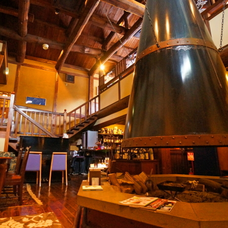 【無尽蔵のシンボル/暖炉】どこか懐かしい記憶を辿らせるバーラウンジ「ラルコル」