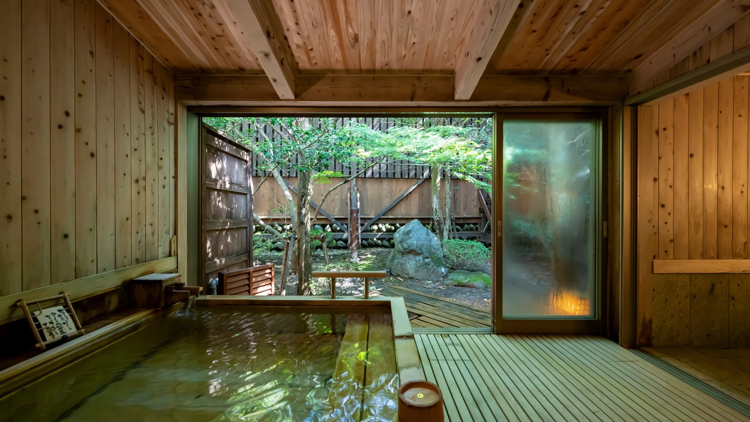 【貸切風呂】龍宮「木の湯」趣きの異なる湯舟と畳のお休み処が一緒になった貸切露天風呂