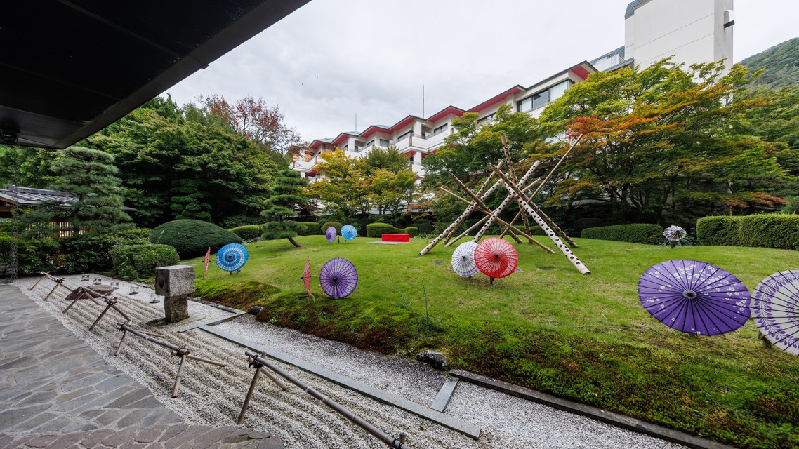 【庭園】四季折々の表情を見せる日本庭園。非日常の空間を心ゆくまでお楽しみいただけます。