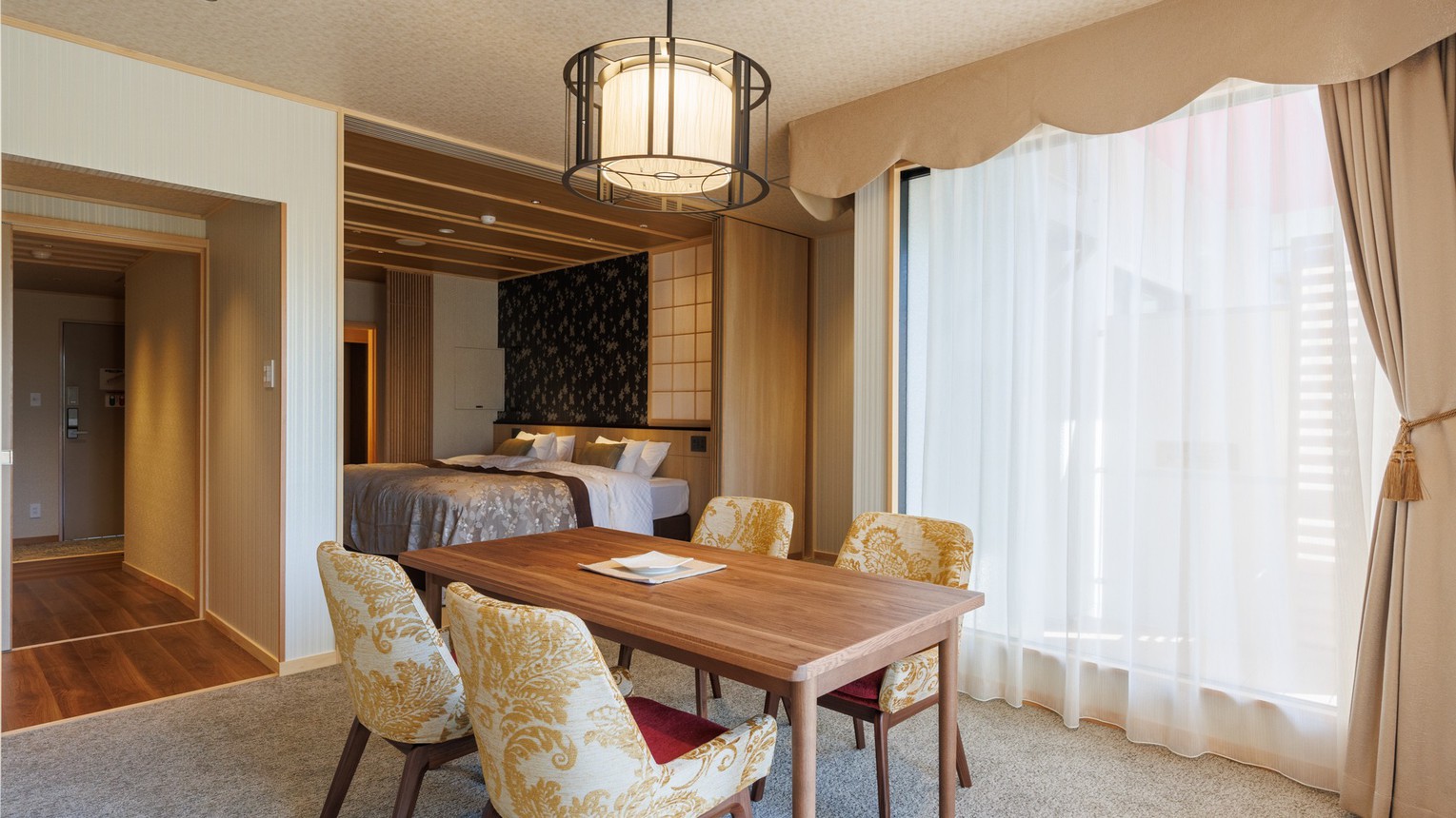 【静龍フロア｜露天風呂付スイート翠嶺】ゆったりとした広さのリビングルームです。