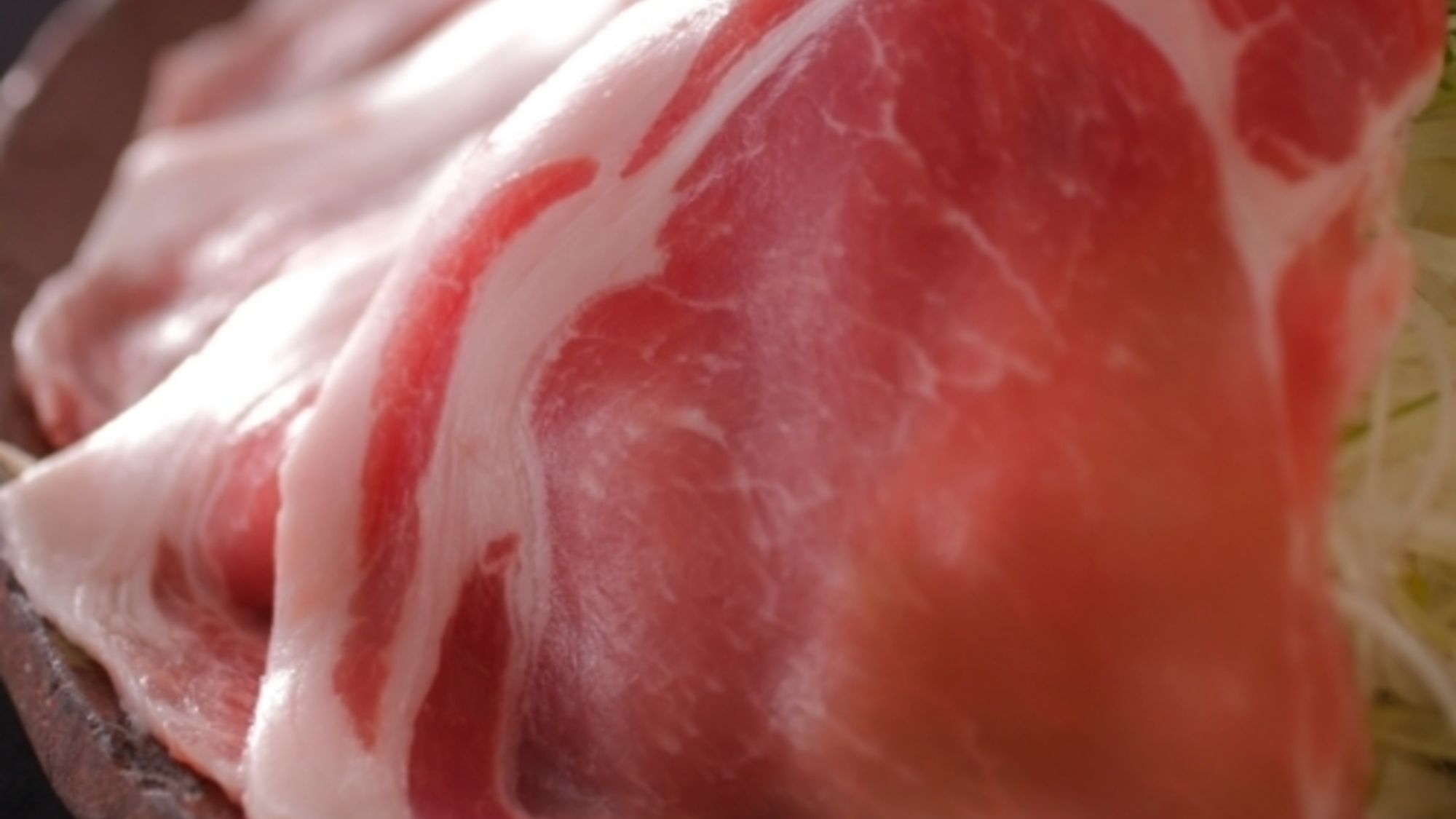 こんな豚肉ははじめて！わずかしかとれない上質なお肉は甘みと旨味がお口の中にじわっと広がります。