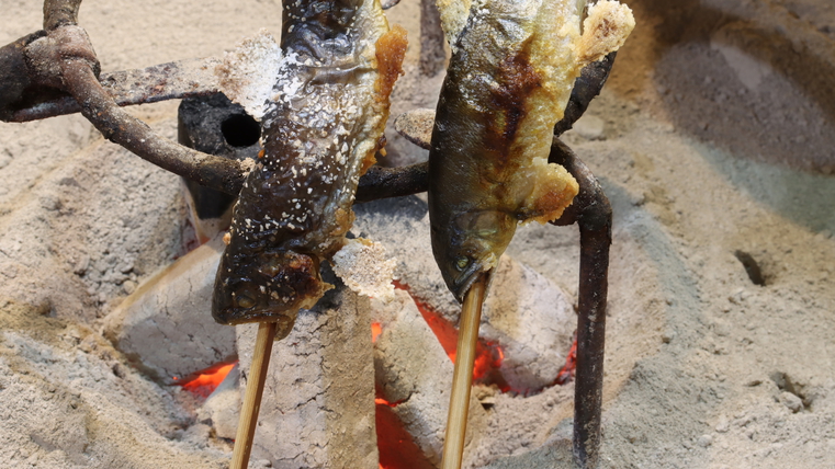 お料理の炭火焼きのお魚は、鮎や岩魚をじっくりと囲炉裏で焼いてます
