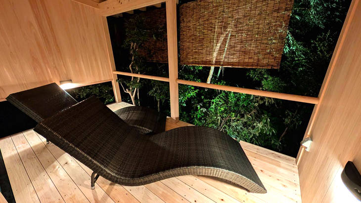 「檜湯殿」ベランダ